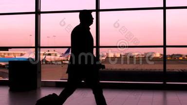 人群的轮廓在机场漫步，商务人士和游客匆忙搭飞机